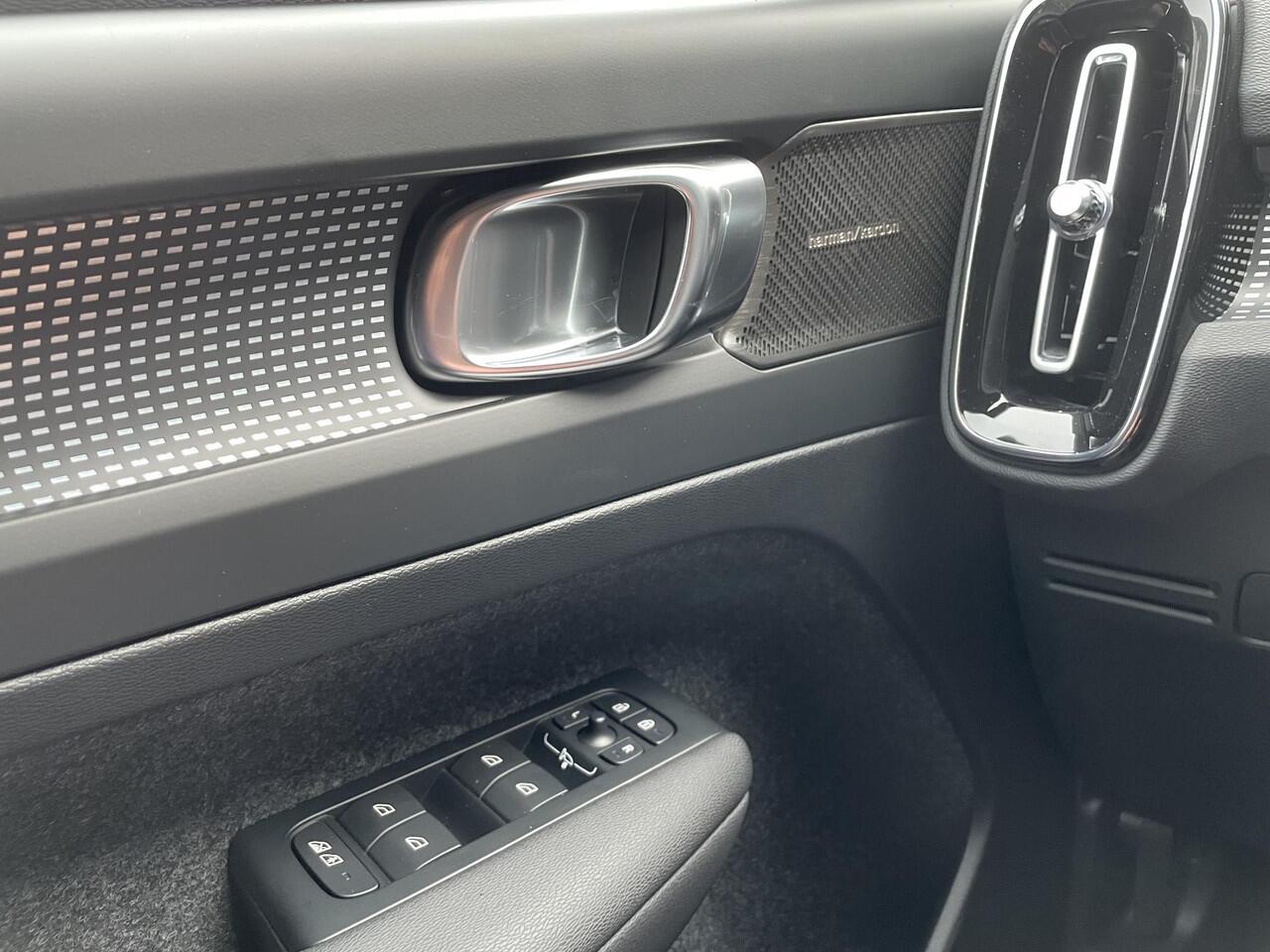 Volvo EX40 Single Motor Extended Range Plus Verwarmbare voorstoelen&stuurwiel | Premium audio by Harman Kardon | Adaptive cruise control | Keyless | Warmtepomp | 360 graden camera | 20 inch Lichtmetalen velgen