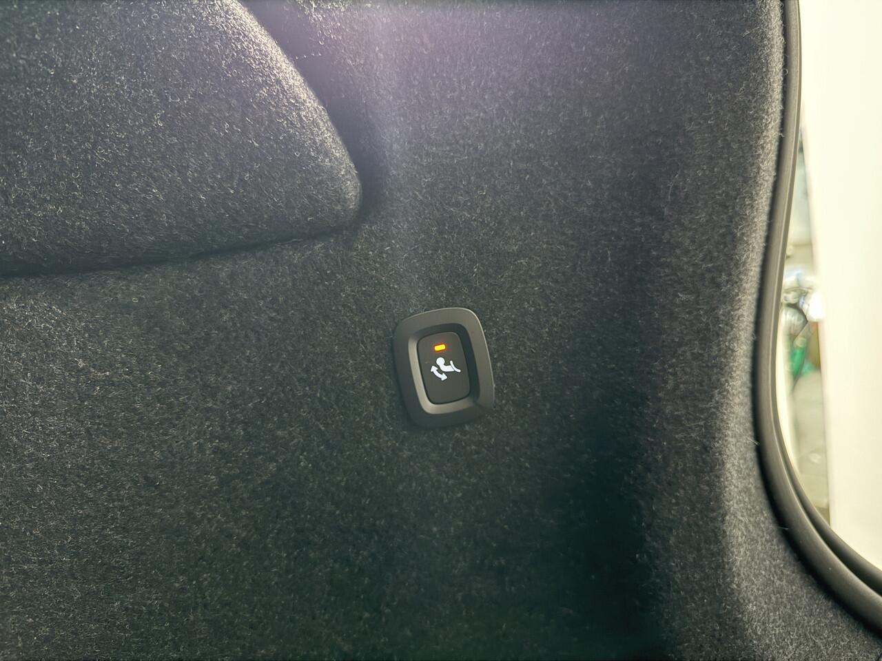 Volvo EX40 Extended Range Plus / Nubuck bekleding / 360 graden camera / Trekhaak / Keyles entry / BLIS / Stoel/- en stuurverwarming /