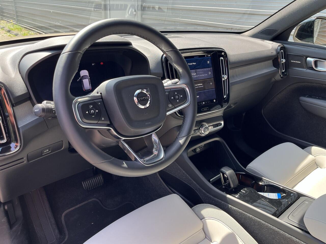 Volvo EX40 Extended Range Plus 82 kWh / Sand Dune Metallic / Dawn bekleding / Black Sheep pakket /