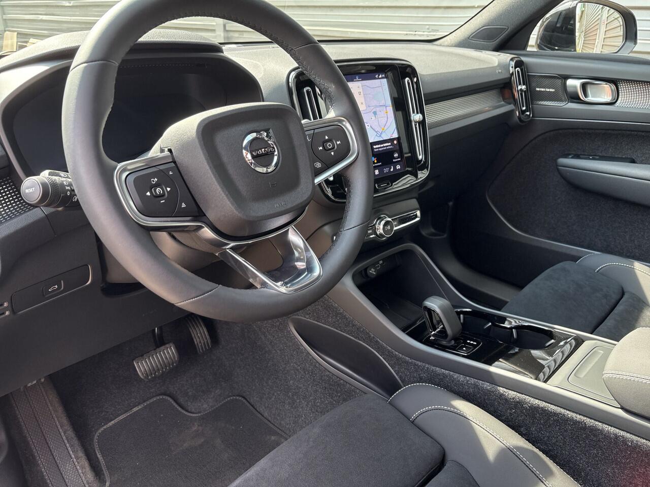 Volvo EX40 Extended Range Ultra Black Ed. 82 kWh / 20" Dark Velgen / Achterbank verwarmd / Donker getinte ramen /