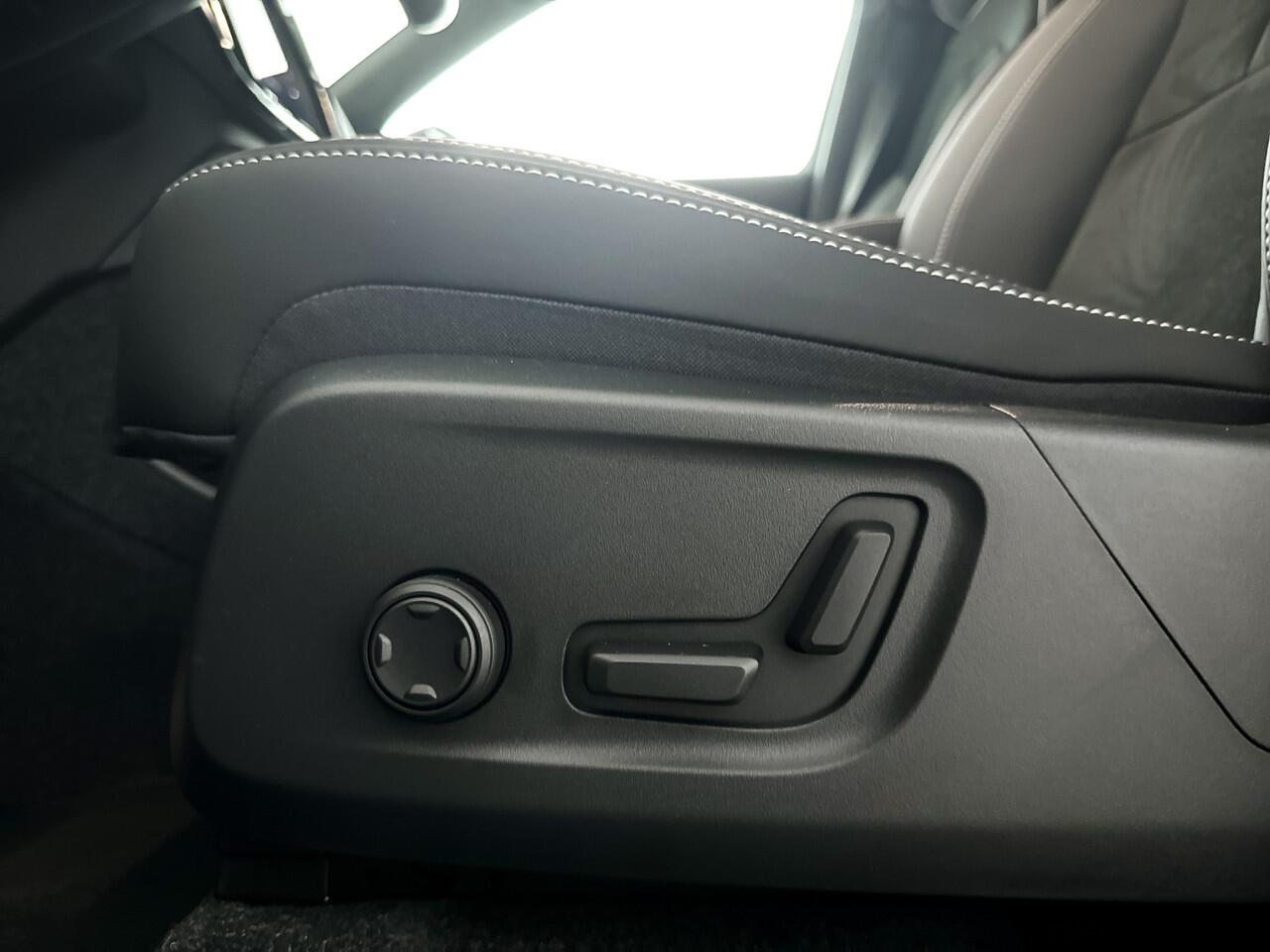 Volvo EX40 Single Motor Extended Range Ultra 82 kWh | Panoramadak | Harman Kardon | Stoel- en stuurverwarming | Trekhaak | 360° camera