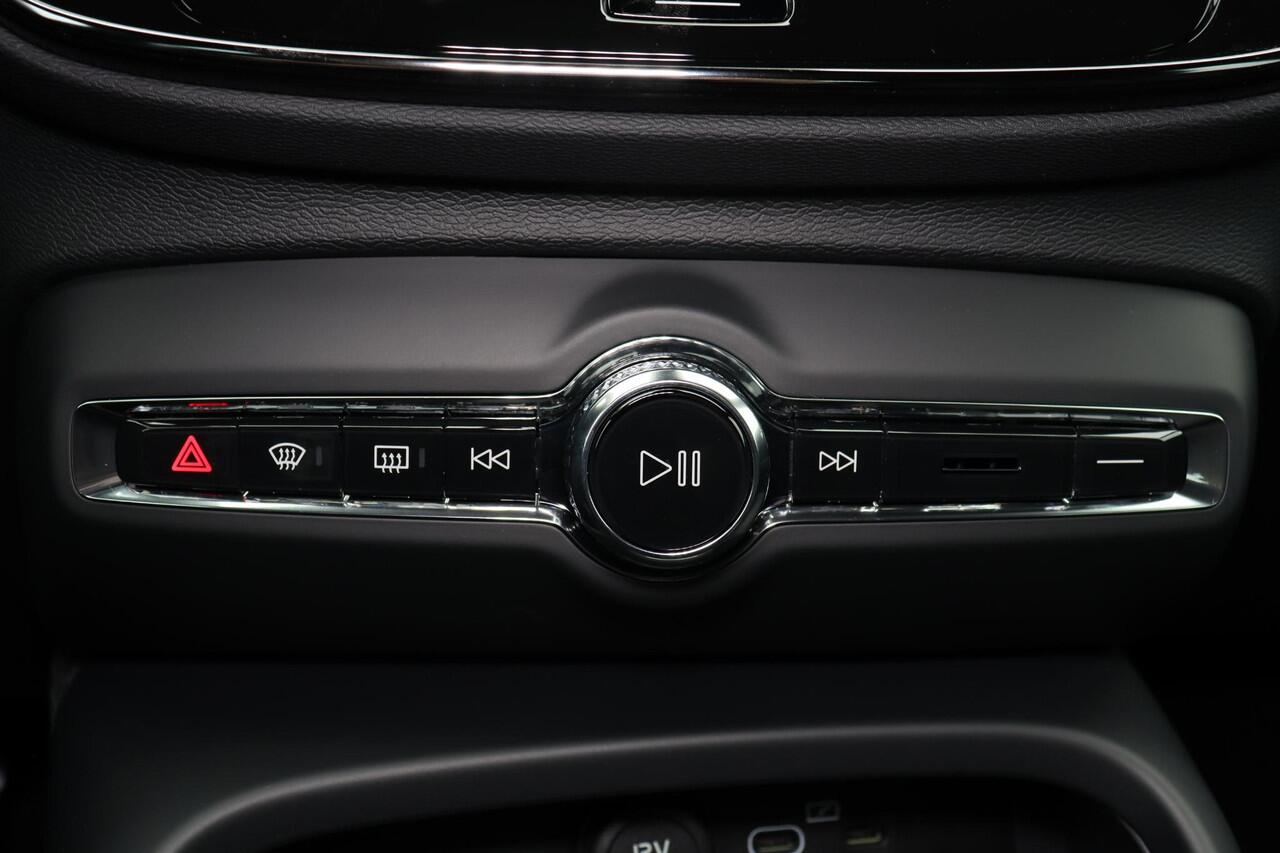 Volvo EX40 Single Motor Core 70 kWh - Parkeercamera achter - Parkeersensoren voor & achter - Luxe lederen bekleding - Cruise control - Zwart Dak - Apple Carplay - Elektr. inklapbare trekhaak - 21' LMV - Fiscale waarde ¤ 48.800,-