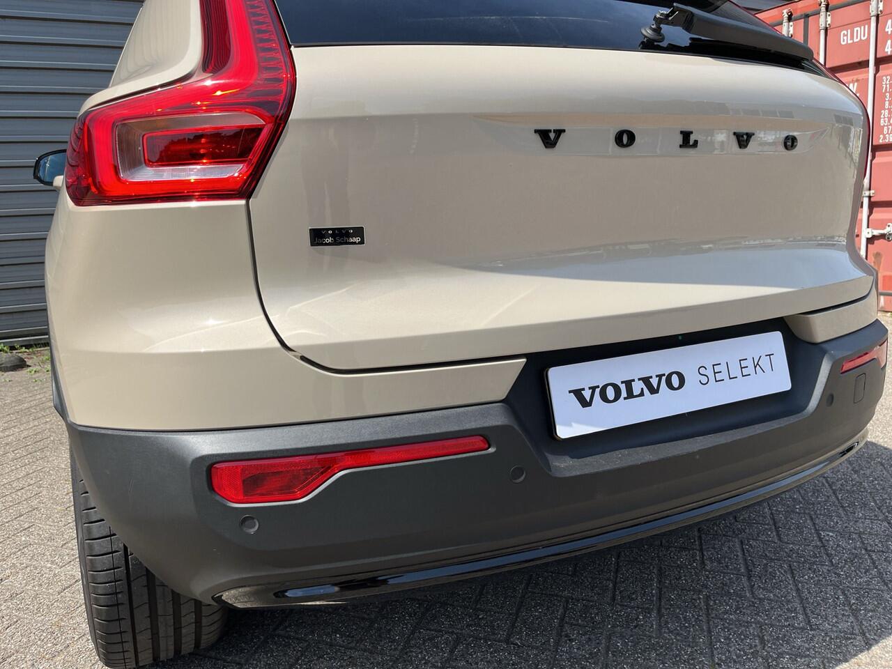 Volvo EX40 Extended Range Plus 82 kWh / Sand Dune Metallic / Dawn bekleding / Black Sheep pakket /
