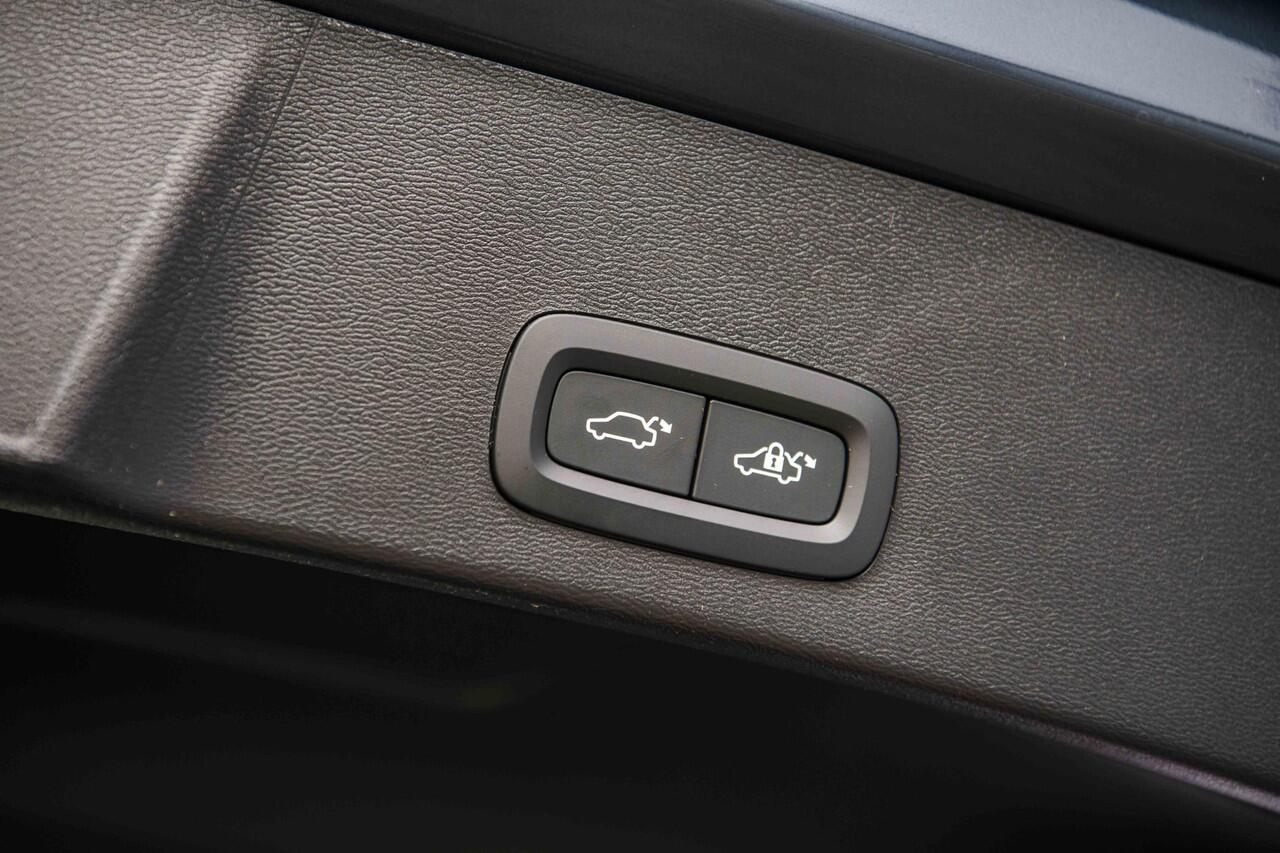 Volvo EX40 Single Motor Extended Range Ultra Black Editon | Europa | Harman Kardon audio | 20" | Schuif-/kanteldak | Getint Glas | Elektrische stoelverstelling | Nubuck bekleding | Adaptive Cruise Control | Dodehoekdetectie |