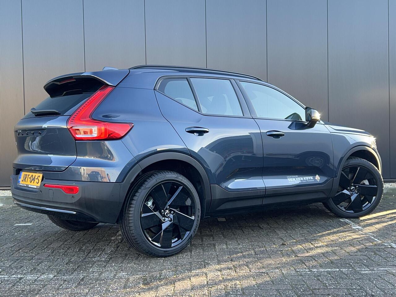 Volvo EX40 Single Motor Extended Range Plus Black Ed. 82 kWh / Harman Kardon / Stoel+Stuurverwarming / Adaptive Cruise / BLIS / Keyless /