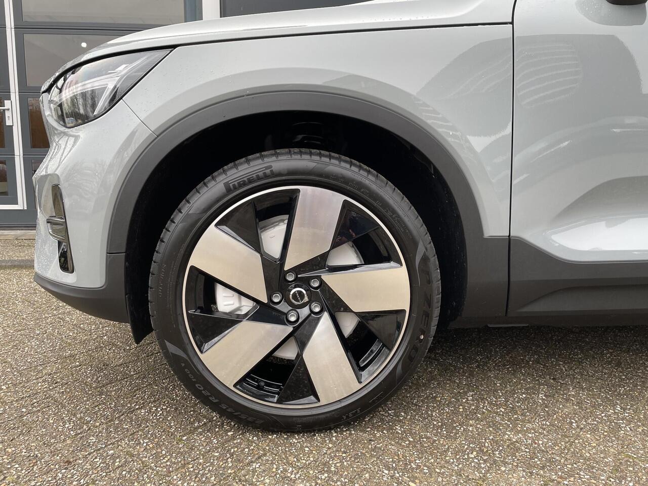 Volvo EX40 Single Motor Extended Range Plus Verwarmbare voorstoelen&stuurwiel | Premium audio by Harman Kardon | Adaptive cruise control | Keyless | Warmtepomp | 360 graden camera | 20 inch Lichtmetalen velgen