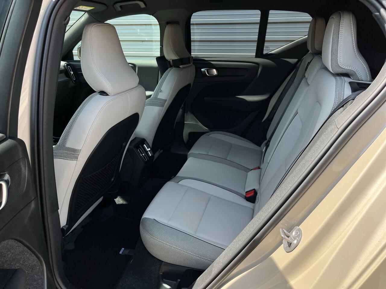 Volvo EX40 Single Motor Extended Range Plus 82 kWh / Sand Dune Metallic / Dawn bekleding / Black Sheep pakket /