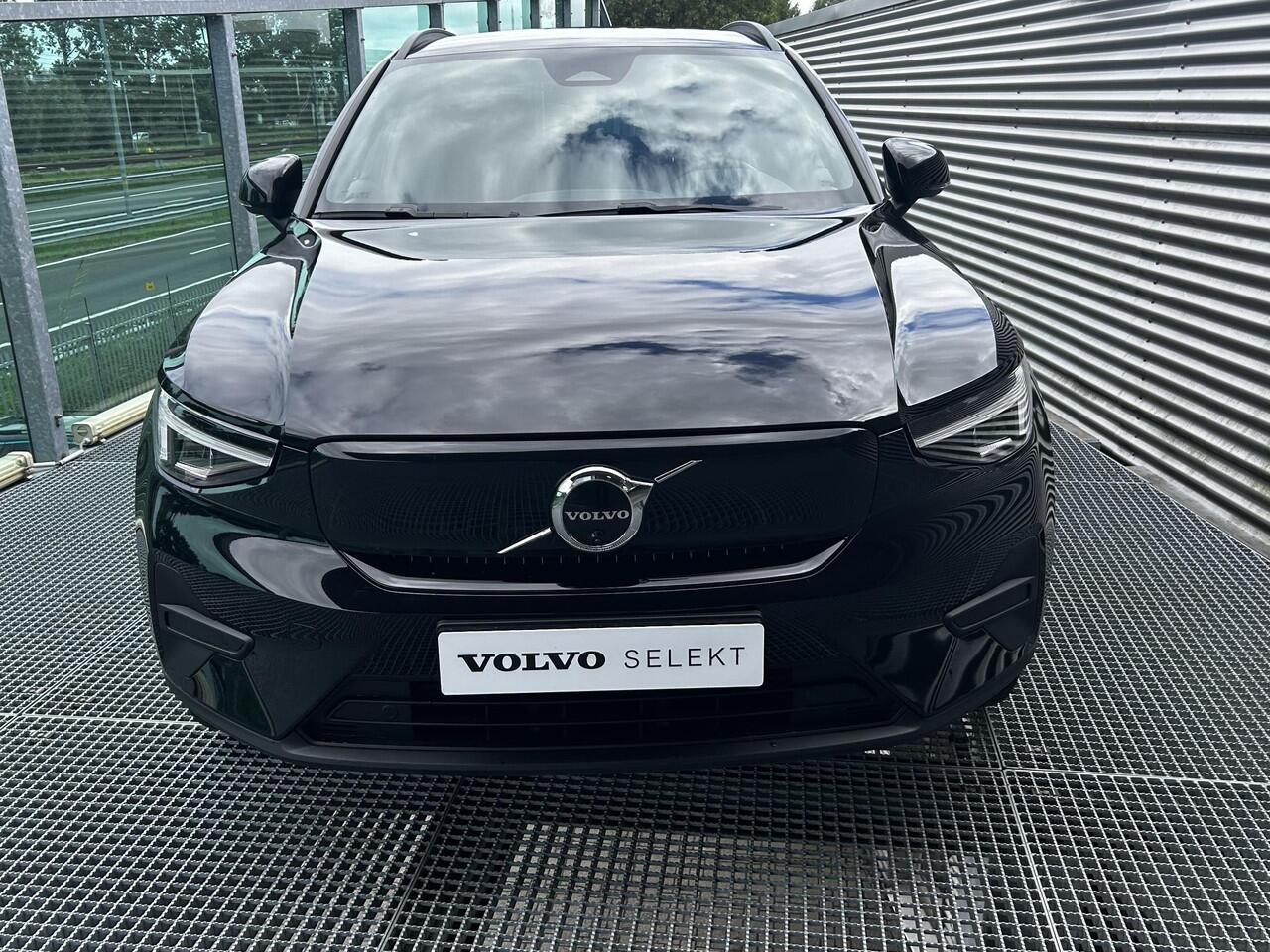 Volvo EX40 Single Motor Extended Range Business Ed. 82 kWh Parkeer camera, Verwarmde stoelen voor, Verwarmd stuurwiel, Extra getint glas, Trekhaak semi elektrisch