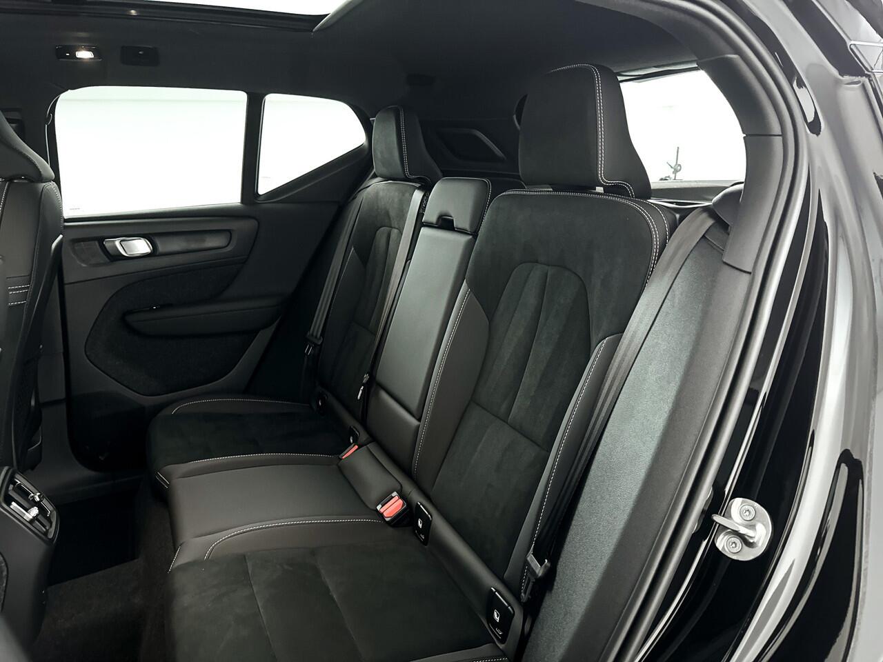 Volvo EX40 Single Motor Extended Range Ultra 82 kWh | Panoramadak | Harman Kardon | Stoel- en stuurverwarming | Trekhaak | 360° camera