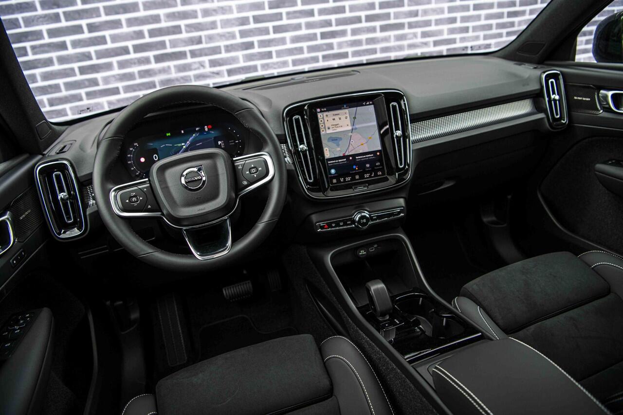 Volvo EX40 Single Motor Extended Range Ultra Black Edition | Harman Kardon | 20" | Panoramadak | Donker Glas | Power Seats | Nubuck | Adaptive Cruise | BLIS |