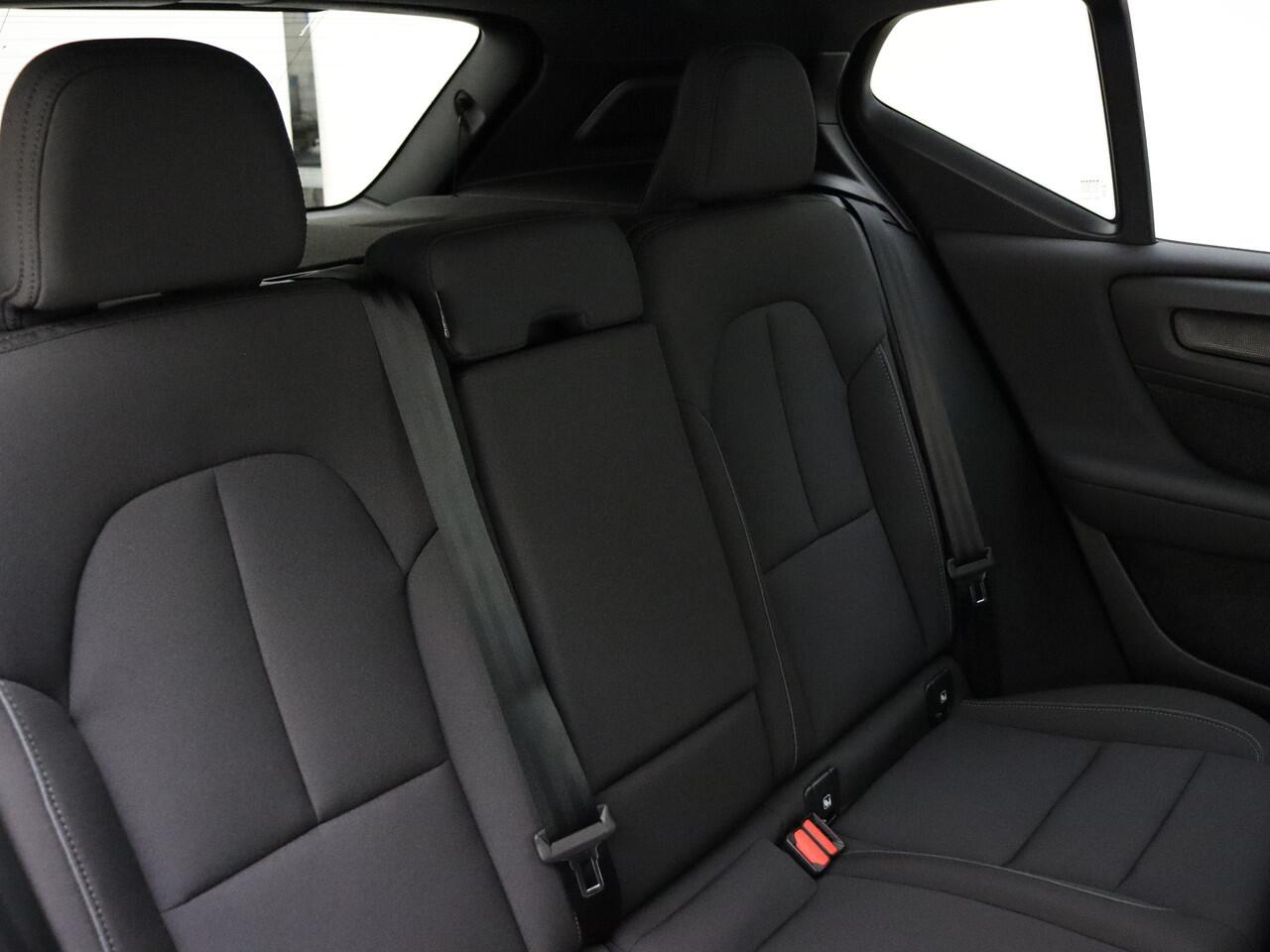 Volvo EX40 Extended Range Business Ed. / ¤ 5400,- voorraadkorting / NIEUW / DIRECT LEVERBAAR / 360 CAMERA / ADAPT. CRUISE / BLIS / GETINT GLAS / ALL SEASON / STOELVERWARMING /