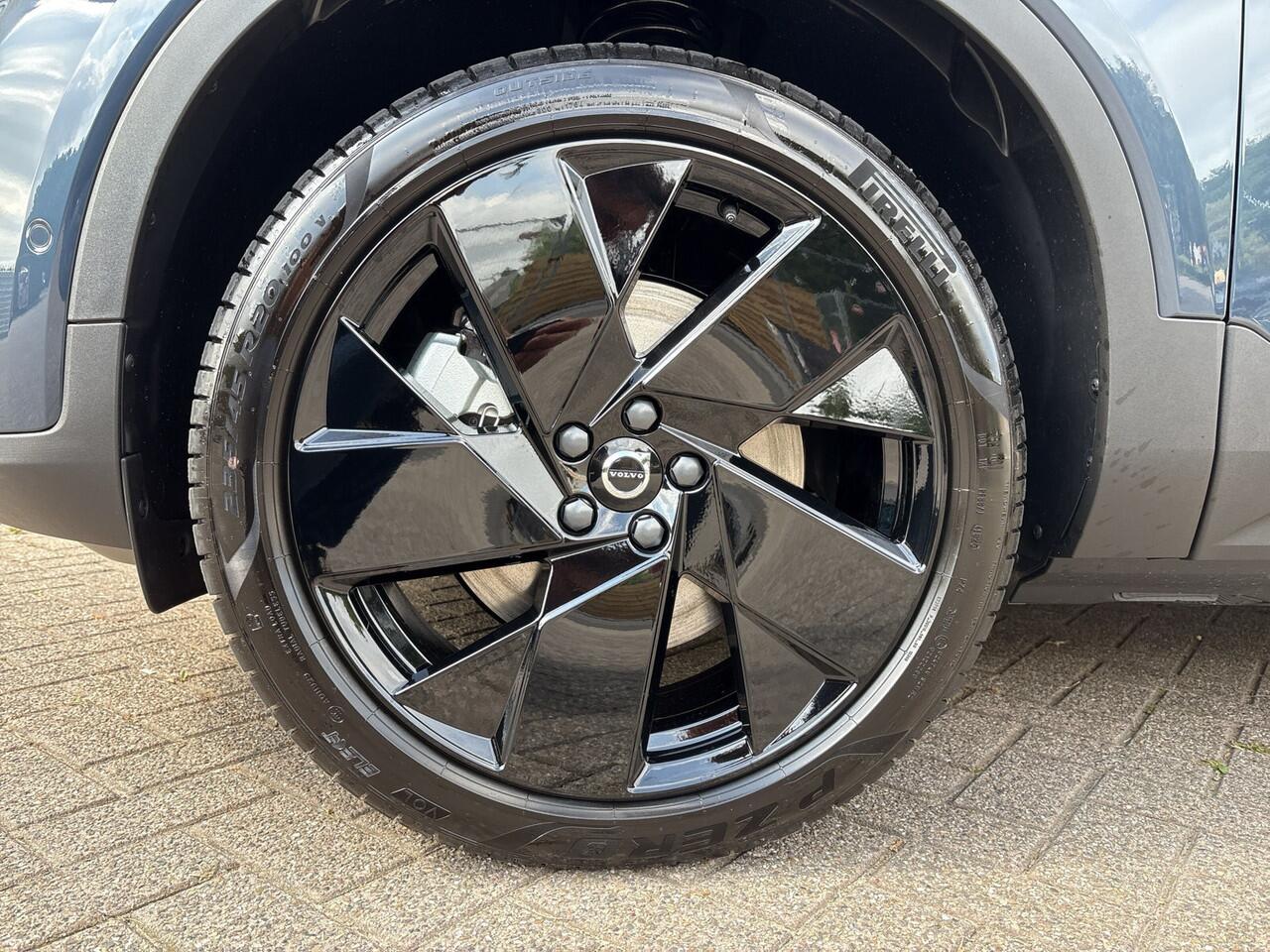 Volvo EX40 Extended Range Ultra Black Ed. 82 kWh / 20" Dark Velgen / Achterbank verwarmd / Donker getinte ramen /