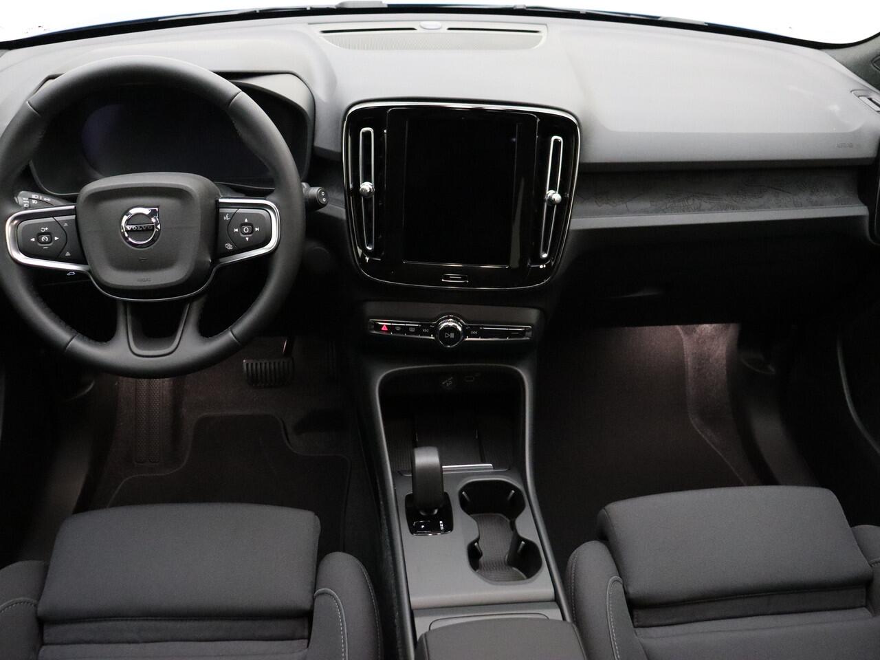 Volvo EX40 Extended Range Plus / Voorraadkorting ¤ 6800,- / NIEUW / DIRECT LEVERBAAR / GETINT GLAS / ALL SEASON BANDEN / ZWART DAK /