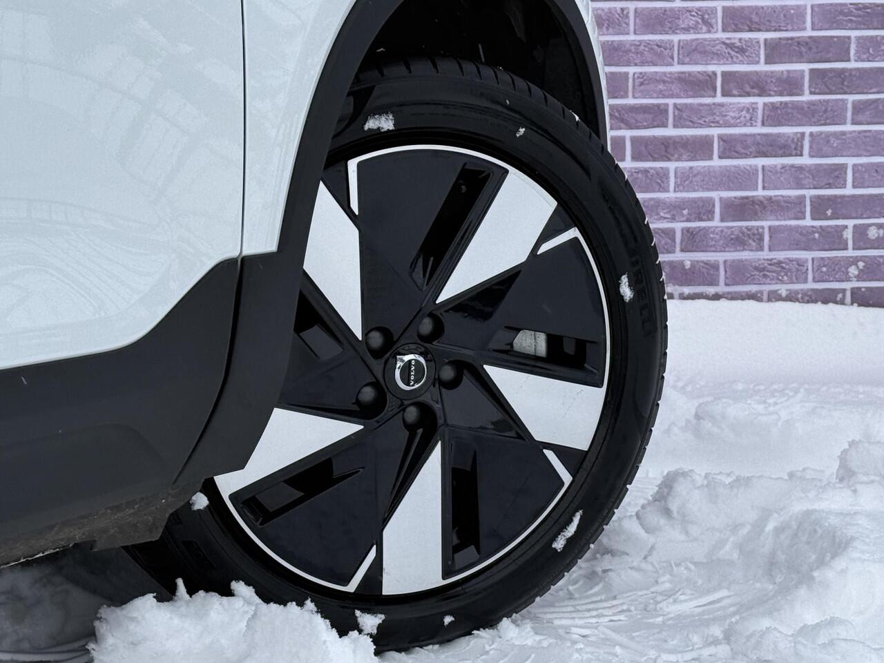 Volvo EX40 Single Motor Extended Range Ultra 82 kWh 17% Bijtelling | Panorama-schuifdak | PBlis | Adaptieve Cruise controle | Google | Stuur + Stoel verwarming | 360° Camera | VOL