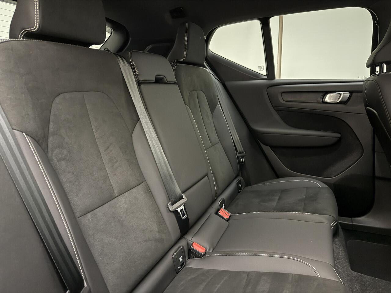 Volvo EX40 Extended Range Plus / Nubuck bekleding / 360 graden camera / Trekhaak / Keyles entry / BLIS / Stoel/- en stuurverwarming /
