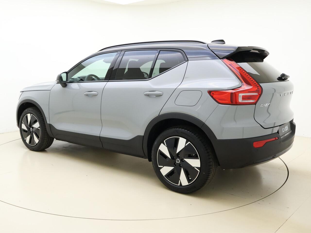 Volvo EX40 Extended Range Plus / Stoel /- en stuurverwarming / Warmtepomp / Extra getint glas / Zwart dak /