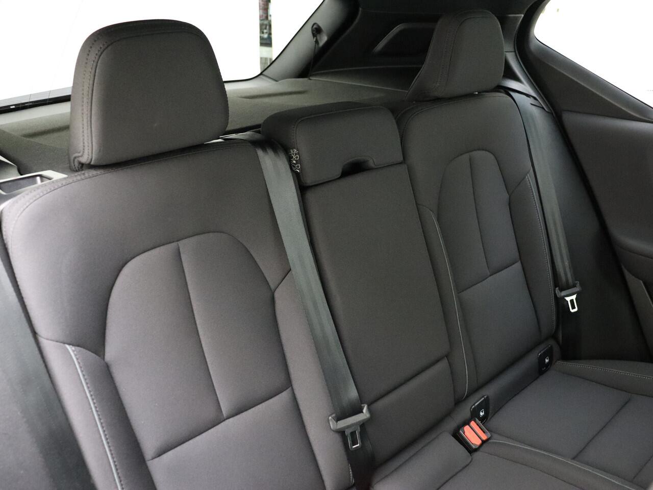 Volvo EX40 Extended Range Plus 82 kWh / Keyless entry / BLIS / Stoel/- en stuurverwarming / Trekhaak / Camera /