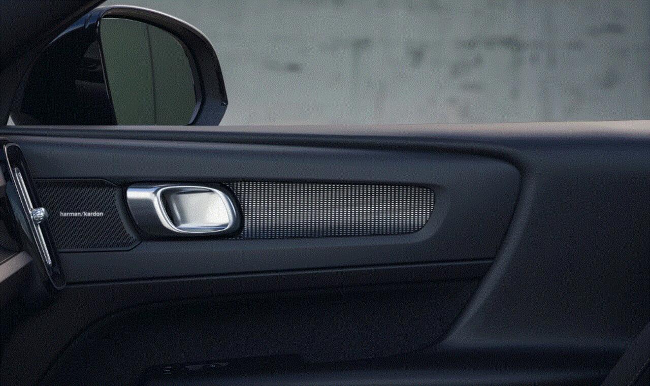 Volvo EX40 252PK Single Motor Extended Range 82 kWh Plus / Lounge Pakket / Extra getint glas / 360 Camera / 20'' velgen / Panoramadak / Zwart dak