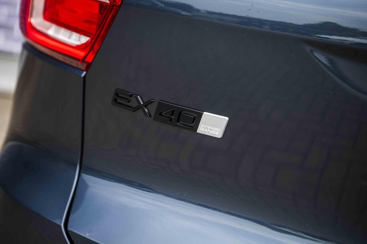 Volvo EX40 Single Motor Extended Range Ultra Black Editon | Europa | Harman Kardon audio | 20" | Schuif-/kanteldak | Getint Glas | Elektrische stoelverstelling | Nubuck bekleding | Adaptive Cruise Control | Dodehoekdetectie |