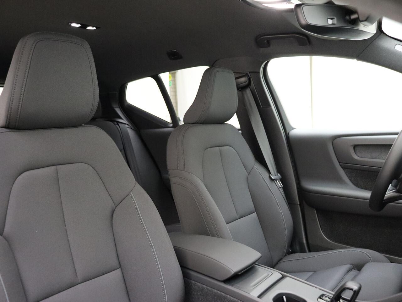 Volvo EX40 Extended Range Business Ed. / ¤ 5400,- voorraadkorting / NIEUW / DIRECT LEVERBAAR / 360 CAMERA / ADAPT. CRUISE / BLIS / GETINT GLAS / ALL SEASON / STOELVERWARMING /