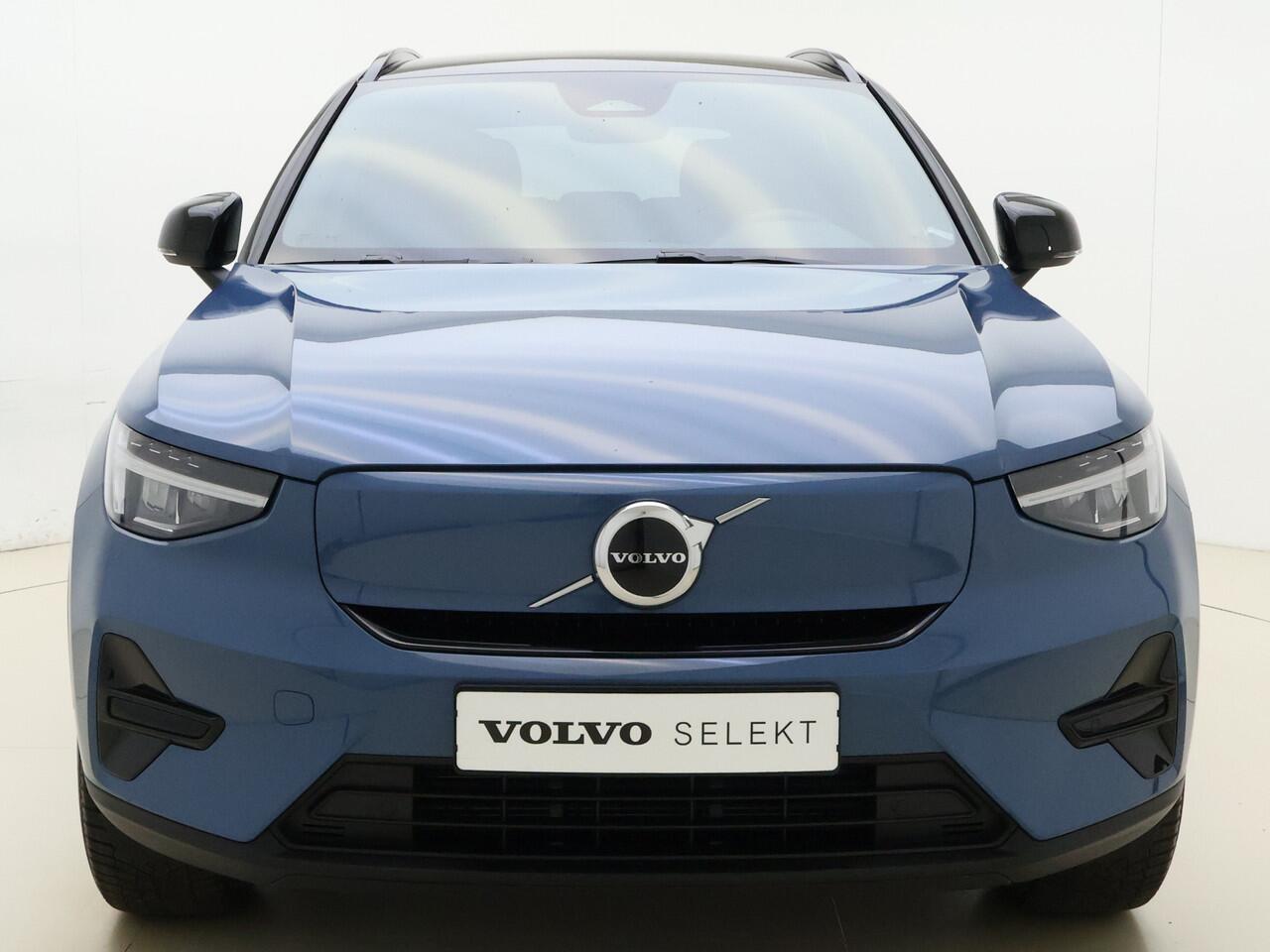 Volvo EX40 Extended Range Plus / Voorraadkorting ¤ 6800,- / NIEUW / DIRECT LEVERBAAR / GETINT GLAS / ALL SEASON BANDEN / ZWART DAK /
