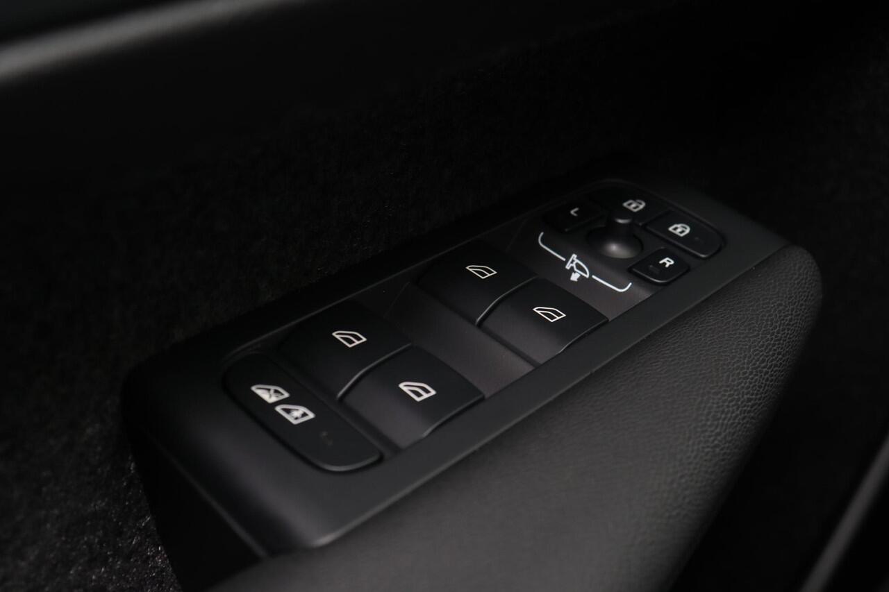 Volvo EX40 Single Motor Core 70 kWh - Parkeercamera achter - Parkeersensoren voor & achter - Luxe lederen bekleding - Cruise control - Zwart Dak - Apple Carplay - Elektr. inklapbare trekhaak - 21' LMV - Fiscale waarde ¤ 48.800,-