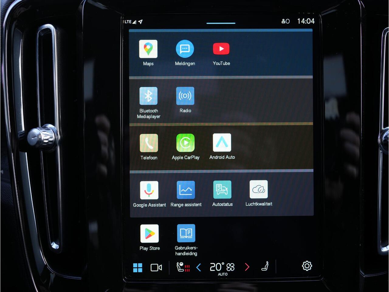 Volvo EX40 Single Motor Plus 70 kWh Plus - Intellisafe Assist & Surround - Parkeercamera achter - Verwarmde voorstoelen & stuur - Parkeersensoren voor & achter - Keyless - Elektr. bedienbare achterklep - Warmtepomp - Google Maps - 19' LMV