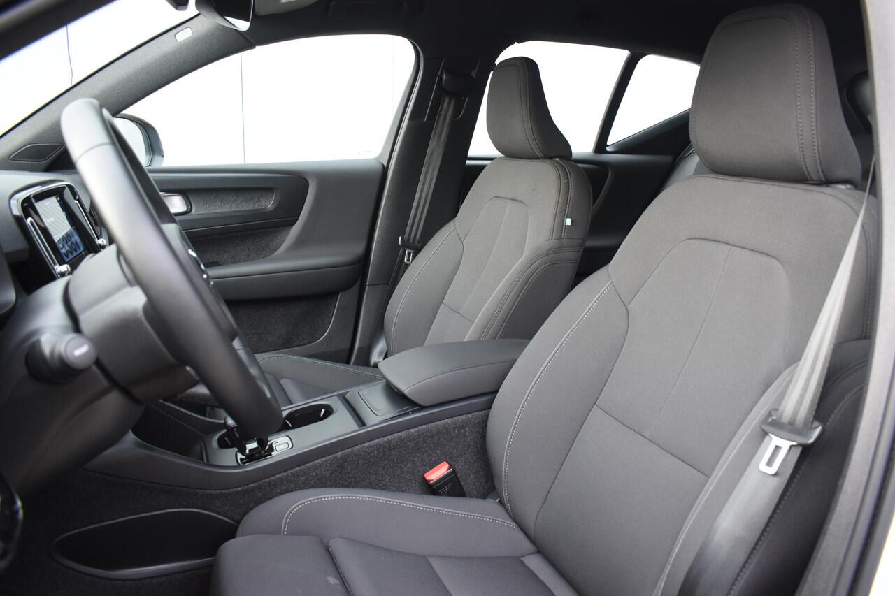 Volvo EX40 252PK Single Motor Extended Range Plus 82 kWh Navigatie / Camera / Adaptive Cruise control / Stuur & Stoelverwarming / Trekhaak / Elektr. achterklep / 19" LM Velgen