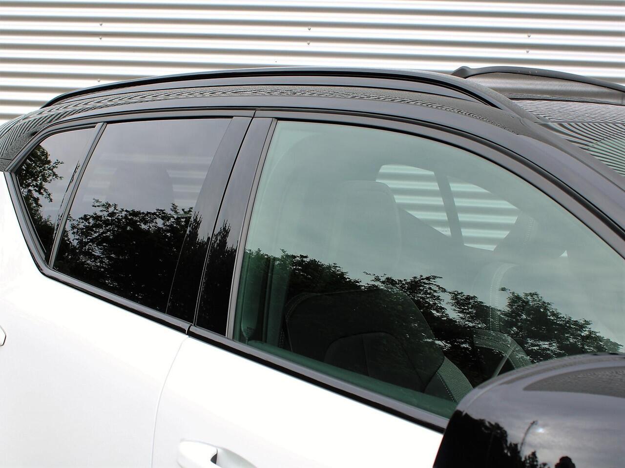 Volvo EX40 Single Motor Extended Range Ultra Automaat / Panoramadak / 20" velgen / 360* camera / Harman Kardon / Privacy Glass