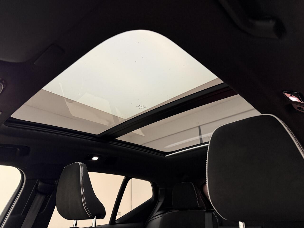 Volvo EX40 Extended Range Ultra Black Edition / Pixel Koplampen / 360 Camera / Nubuck / H&K Audio / 20'' / Stoel + Stuurw. Verwarming / Panoramadak / Elektr. Achterklep /