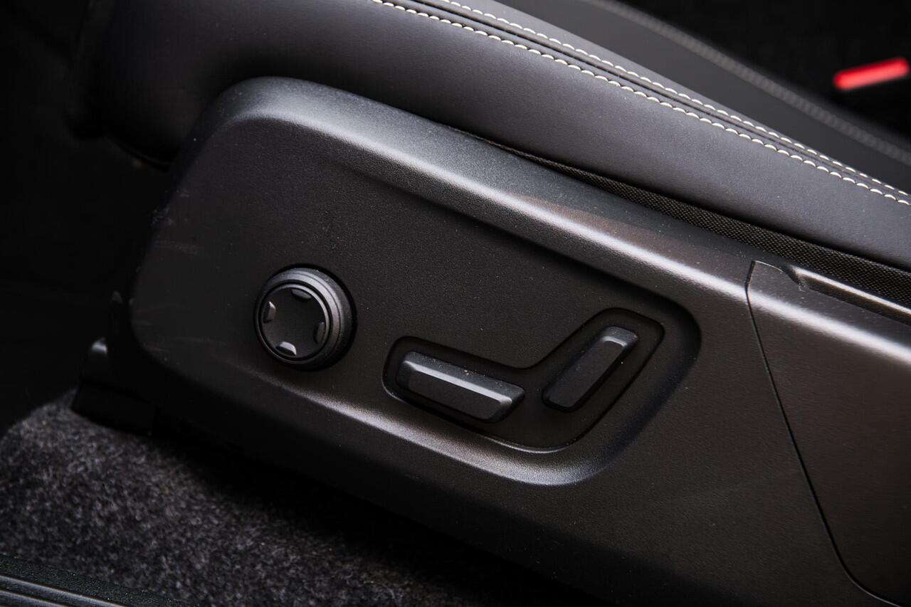 Volvo EX40 Single Motor Extended Range Ultra 82 kWh | Adaptieve Cruise Control | 22" Velgen | Black Pack | Trekhaak | Heico | Schuif/Kanteldak | Stoel + Stuurverwarming | Harman Kardon Audio | Extra Getint Glas Achter |