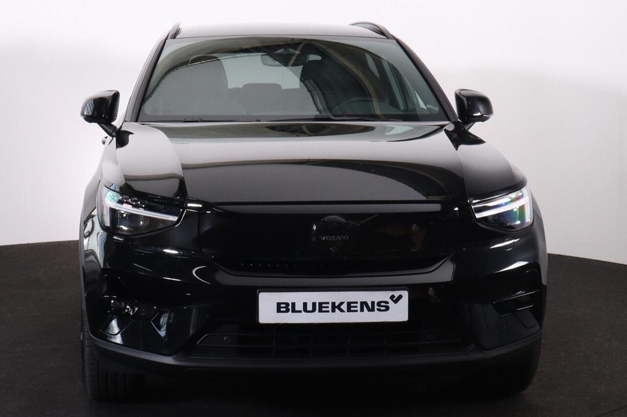 Volvo EX40 Plus Black Edition 70 kWh - IntelliSafe Assist & Surround - 360º Camera - Harman/Kardon audio - Verwarmde voorstoelen & stuur - Parkeersensoren voor & achter - Draadloze tel. lader - Warmtepomp - Extra getint glas - 20' LMV