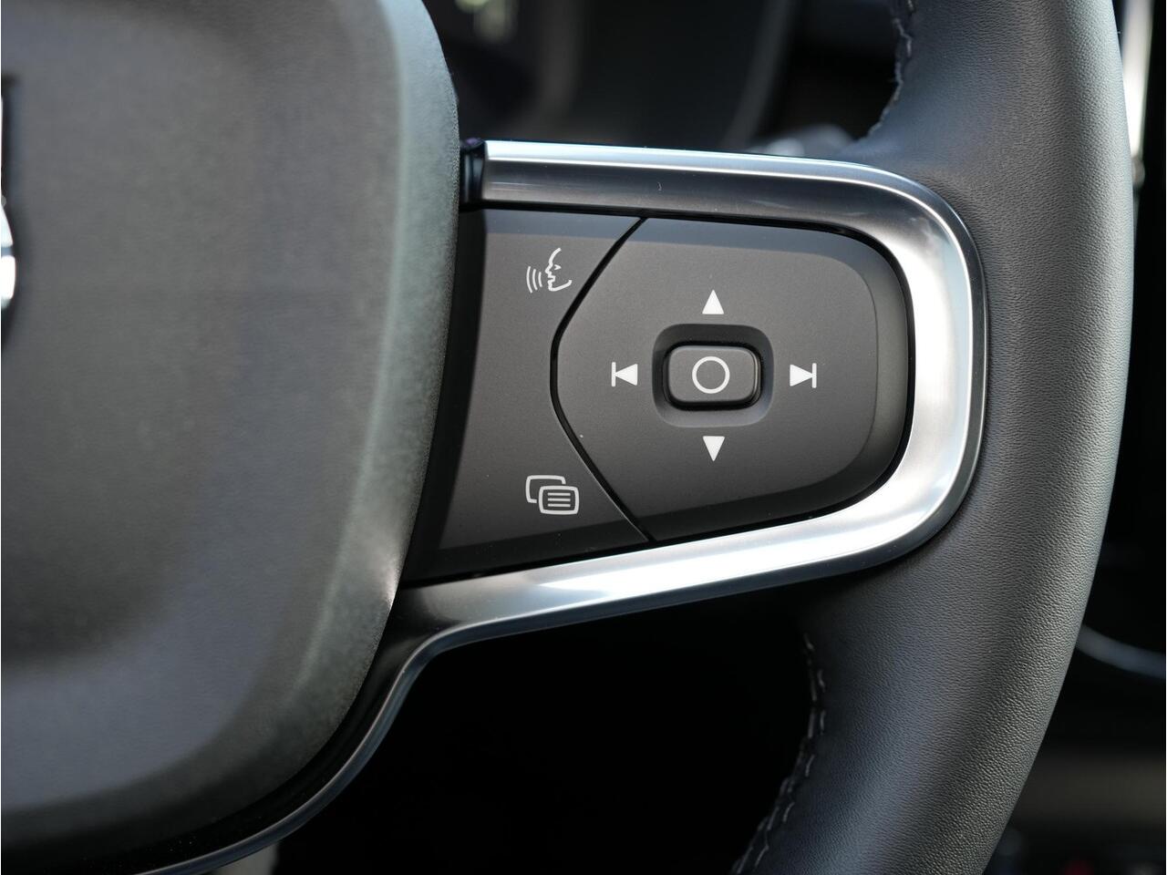 Volvo EX40 Single Motor Plus 70 kWh Plus - Intellisafe Assist & Surround - Parkeercamera achter - Verwarmde voorstoelen & stuur - Parkeersensoren voor & achter - Keyless - Elektr. bedienbare achterklep - Warmtepomp - Google Maps - 19' LMV