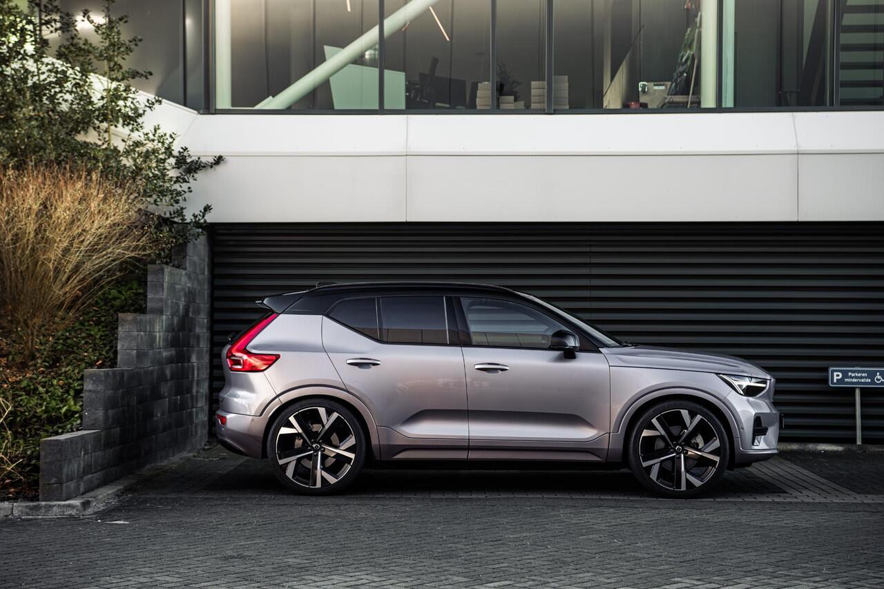 Volvo EX40 Single Motor Extended Range Ultra 82 kWh | Adaptieve Cruise Control | 22" Velgen | Black Pack | Trekhaak | Heico | Schuif/Kanteldak | Stoel + Stuurverwarming | Harman Kardon Audio | Extra Getint Glas Achter |