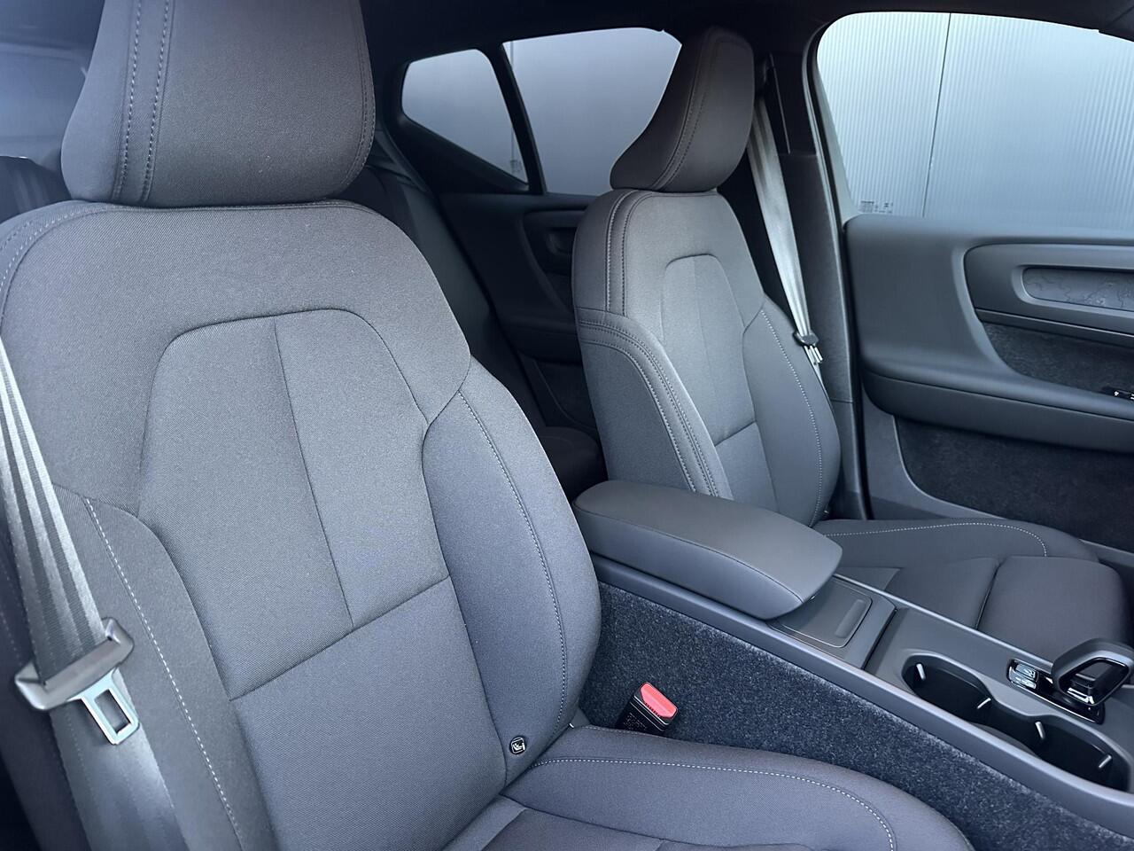 Volvo EX40 Single Motor Extended Range Business Ed. 82 kWh Driver Assist / Climate Line / 19" 5-sp Glossy Black wielen met all season banden