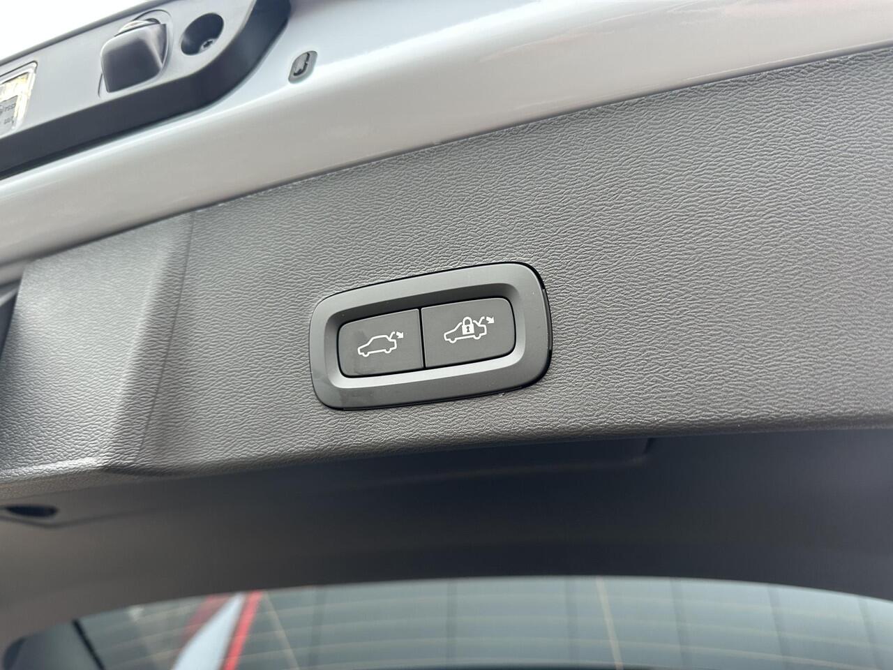 Volvo EX40 Single Motor Extended Range Plus 82 kWh climate line/ extra getint glas/ zwart dak/ all seasonbanden