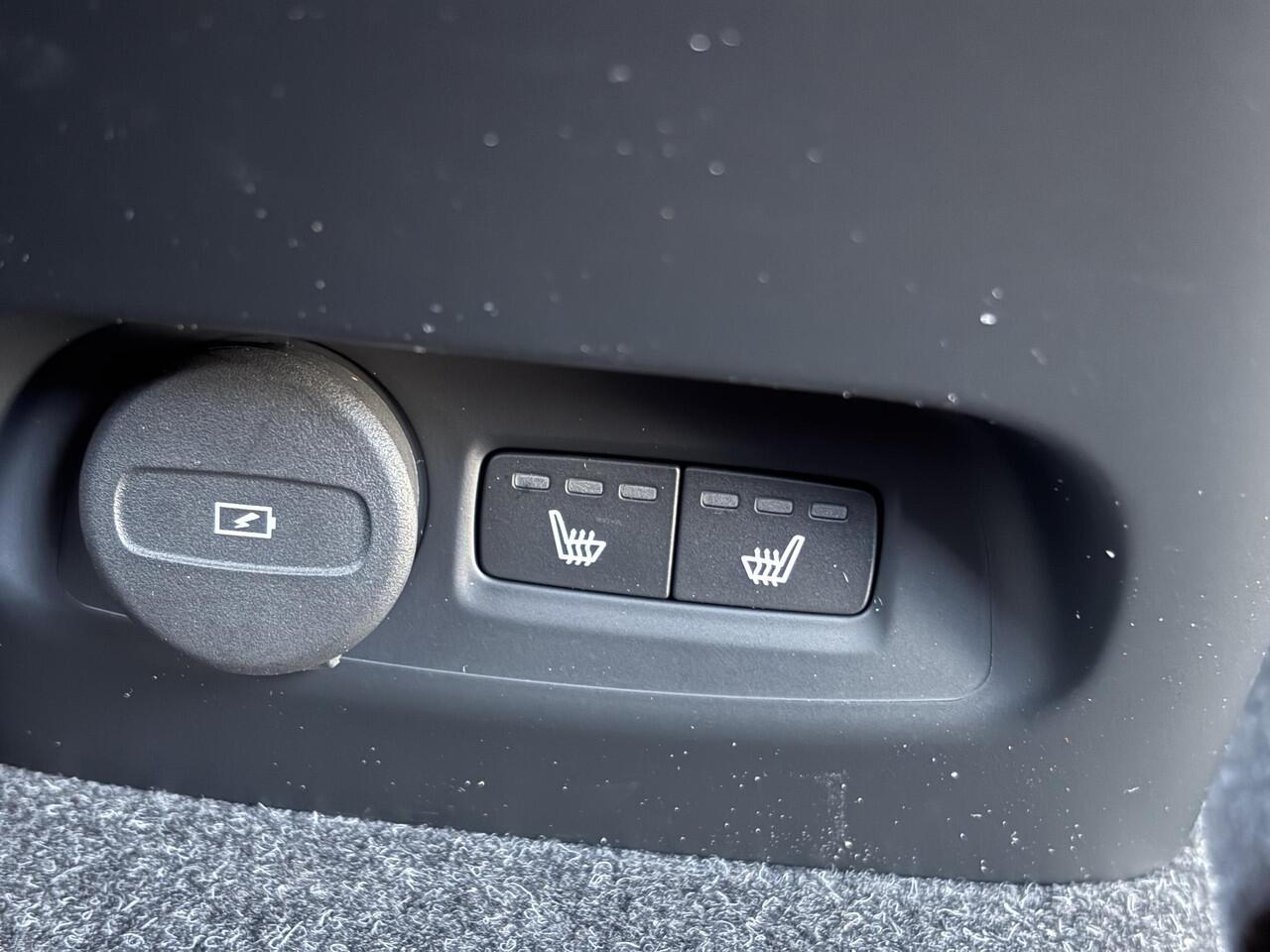 Volvo EX40 Single Motor Plus Europe 70 kWh | Stoel/stuurverwarming | Draadloze telefoon lader | DAB | Harman/Kardon | Parkeercamera | Adaptieve cruise control | Pilot assist | Keyless entry/drive |