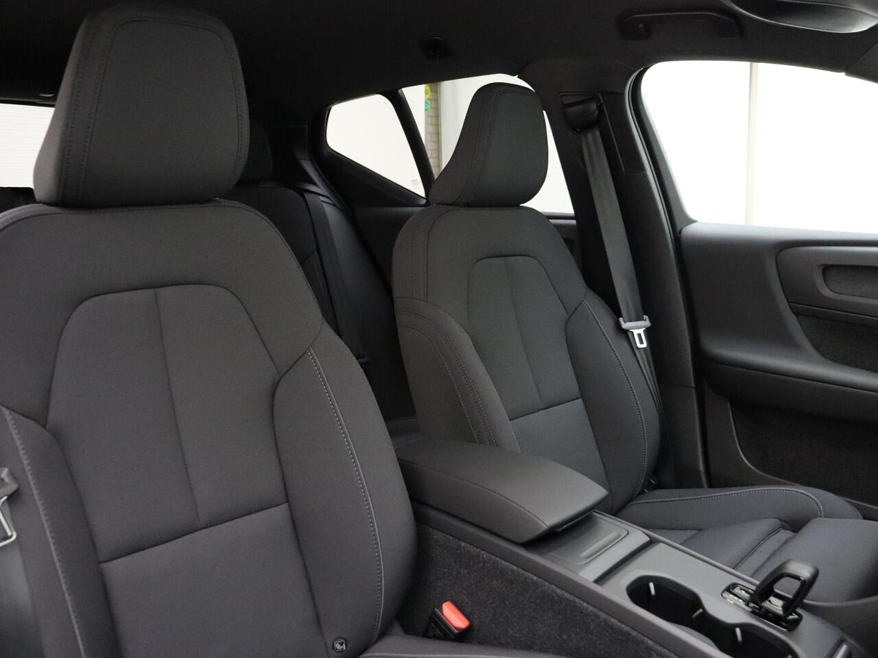 Volvo EX40 Extended Range Plus / Voorraadkorting ¤ 6800,- / NIEUW / DIRECT LEVERBAAR / GETINT GLAS / ALL SEASON BANDEN / ZWART DAK /