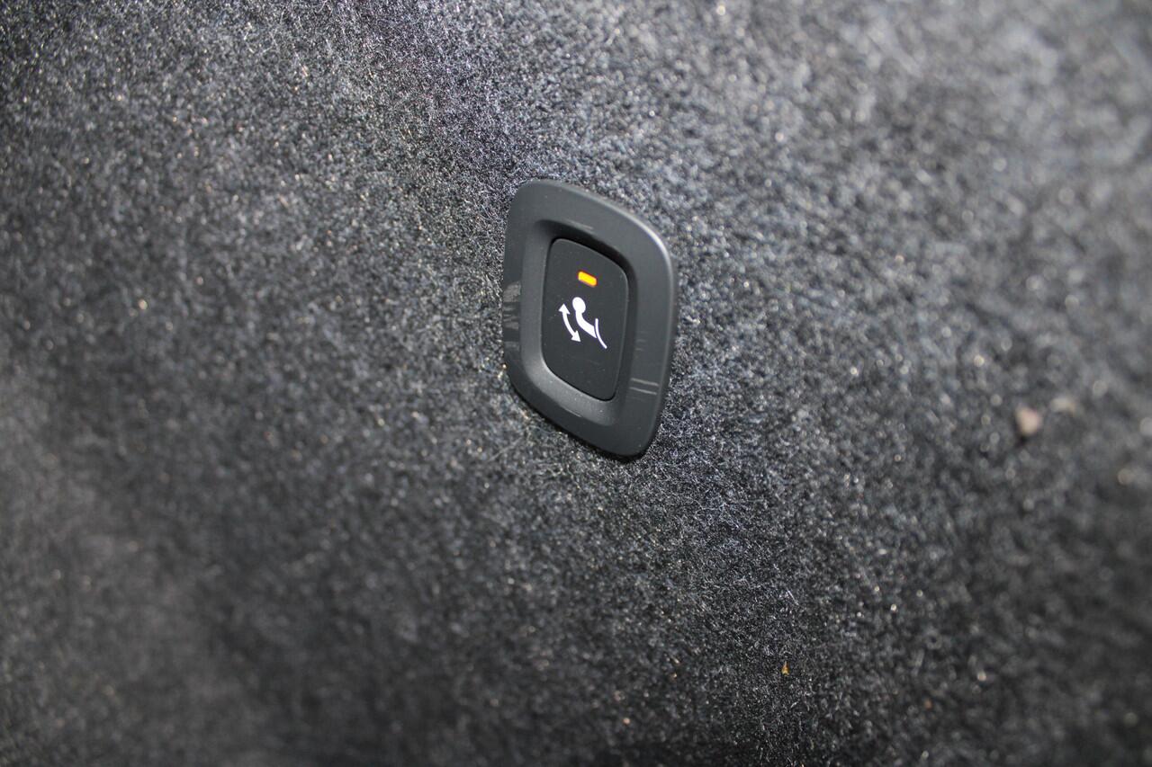 Volvo EX40 Single Motor Extended Range Plus 82 kWh | Trekhaak | Stoelverwarming | Warmtepomp