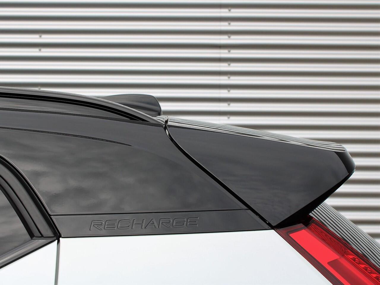 Volvo EX40 Single Motor Extended Range Ultra Automaat / Panoramadak / 20" velgen / 360* camera / Harman Kardon / Privacy Glass