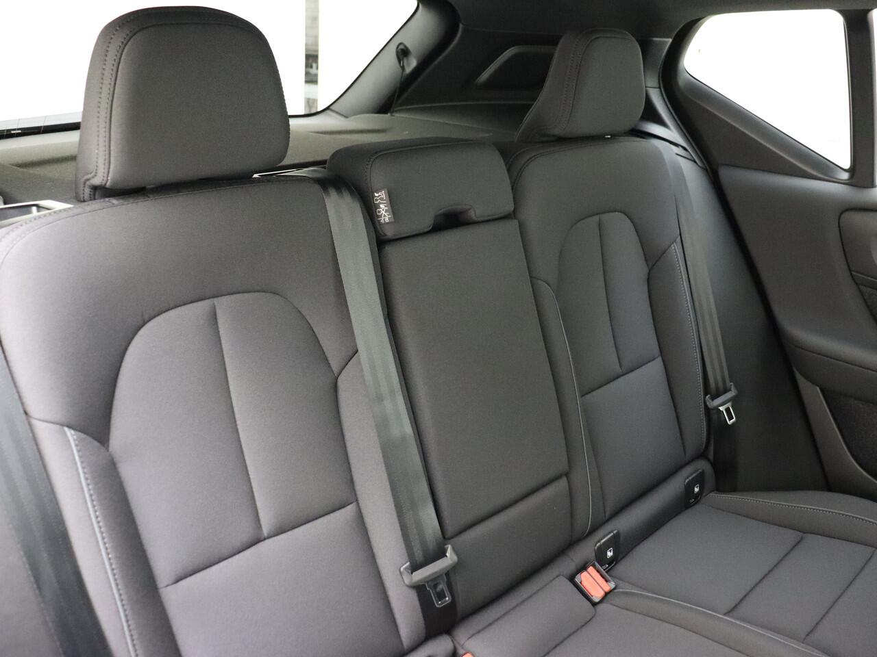 Volvo EX40 Extended Range Plus / Stoel /- en stuurverwarming / Warmtepomp / Extra getint glas / Zwart dak /