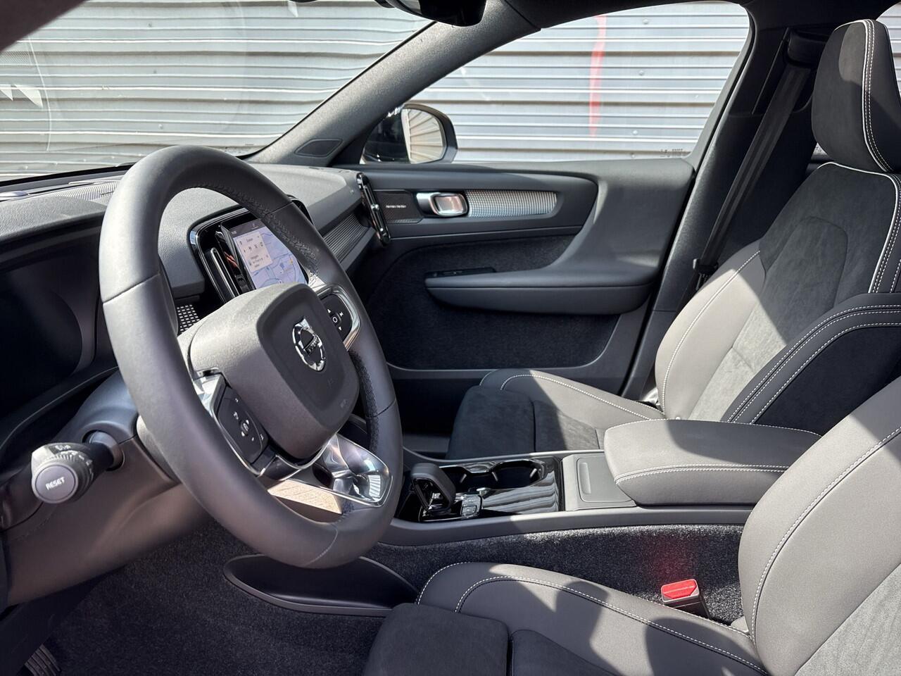 Volvo EX40 Extended Range Ultra Black Ed. 82 kWh / 20" Dark Velgen / Achterbank verwarmd / Donker getinte ramen /