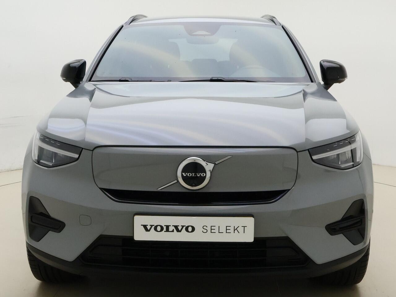 Volvo EX40 Extended Range Plus / Nubuck bekleding / 360 graden camera / Trekhaak / Keyles entry / BLIS / Stoel/- en stuurverwarming /