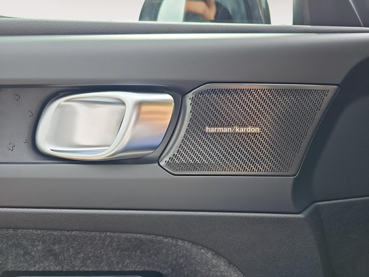 Volvo EX40 Single Motor Extended Range Plus Black Ed. 82 kWh | Extra getint glas | Keyless Entry | Harman/Kardon Audio | Stoelverwarming |