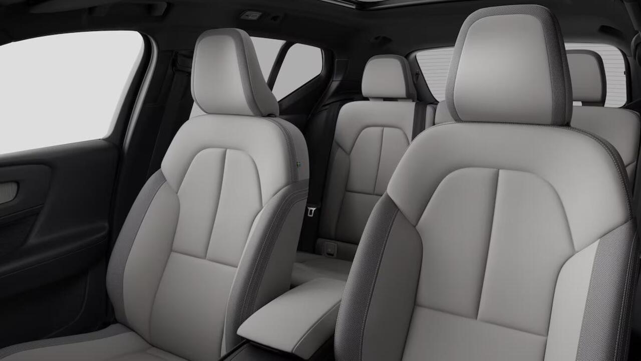 Volvo EX40 Single Motor Extended Range Ultra 82 kWh | Direct Leverbaar | Elektrisch Verstelbare Voorstoelen | 360º Camera | Harman Kardon Premium Audio | Google Infotainment | Pilot Assist | Panoramisch Schuif-/Kanteldak|