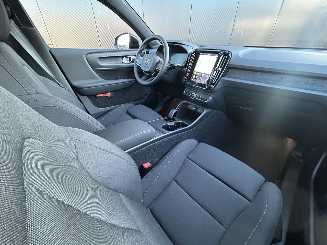 Volvo EX40 Single Motor Extended Range Plus Black Ed. 82 kWh / Harman Kardon / Stoel+Stuurverwarming / Adaptive Cruise / BLIS / Keyless /