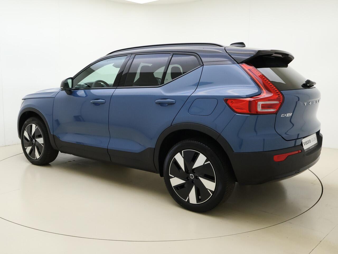 Volvo EX40 Extended Range Plus / Voorraadkorting ¤ 6800,- / NIEUW / DIRECT LEVERBAAR / GETINT GLAS / ALL SEASON BANDEN / ZWART DAK /