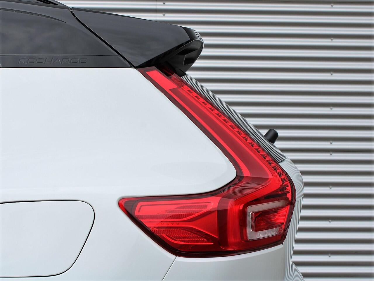 Volvo EX40 Single Motor Extended Range Ultra Automaat / Panoramadak / 20" velgen / 360* camera / Harman Kardon / Privacy Glass