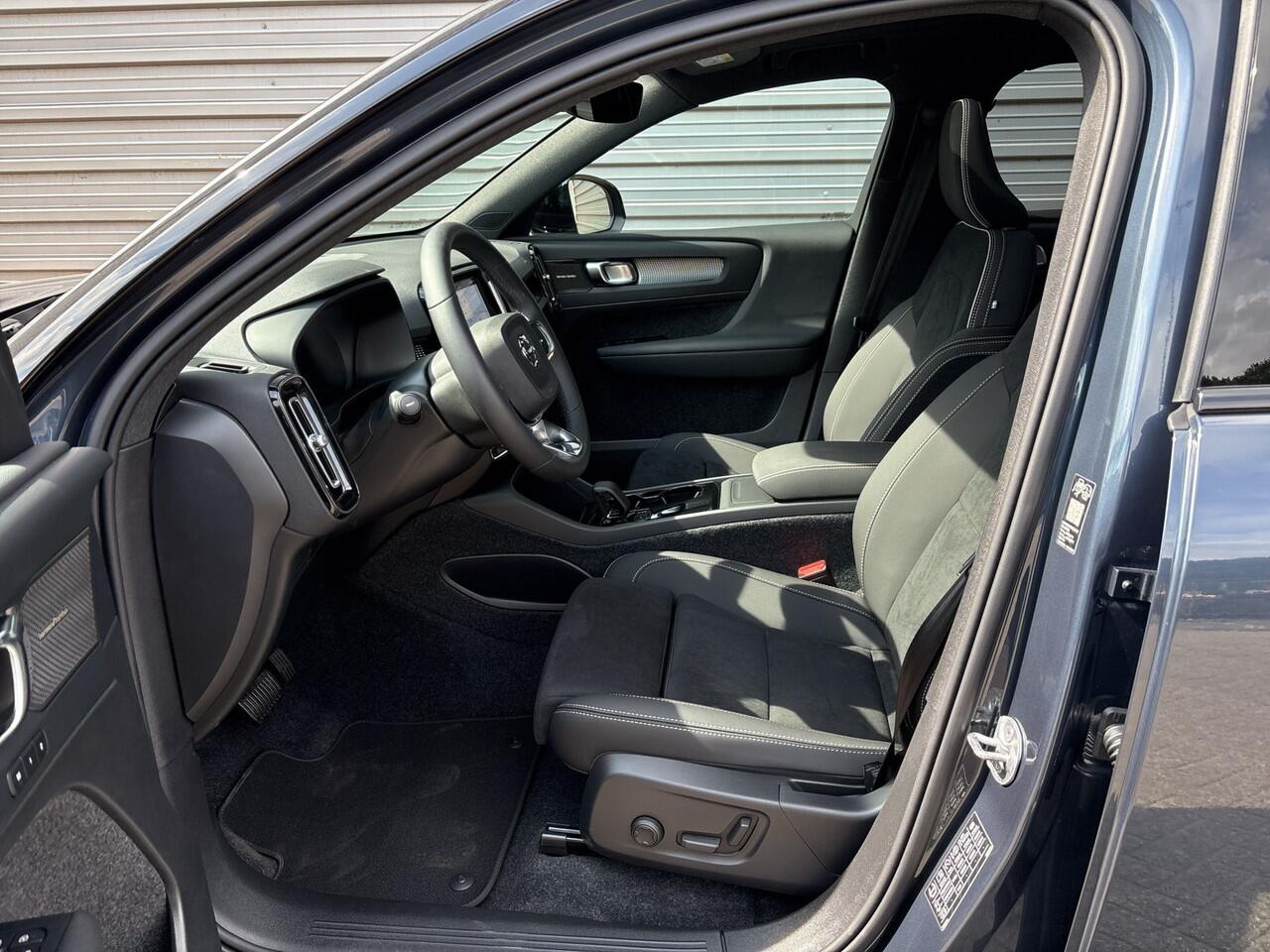 Volvo EX40 Extended Range Ultra Black Ed. 82 kWh / 20" Dark Velgen / Achterbank verwarmd / Donker getinte ramen /