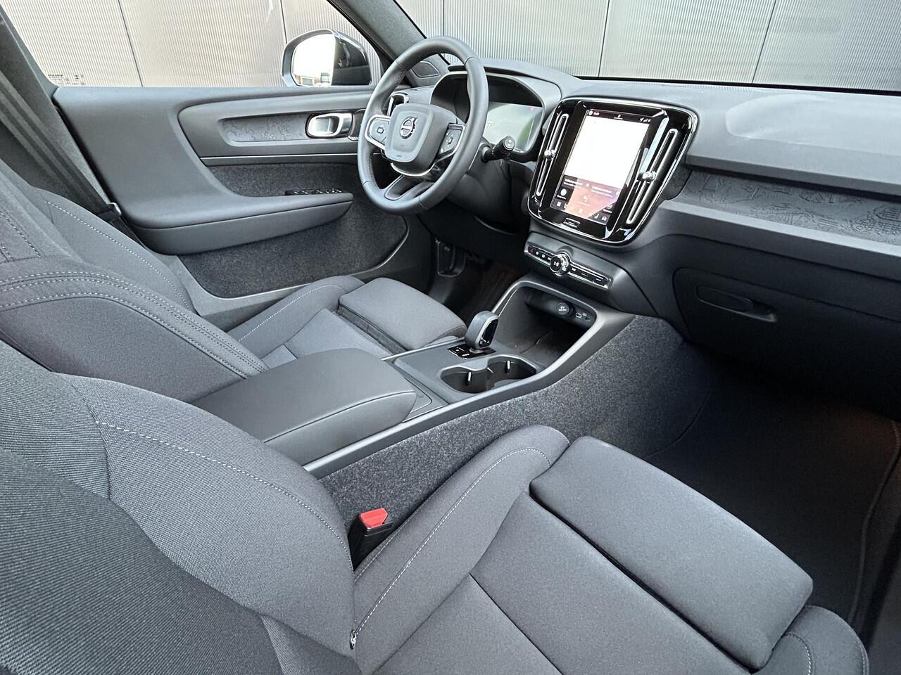 Volvo EX40 Single Motor Extended Range Plus 82 kWh Intellisafe climate line zwart dak All weather banden